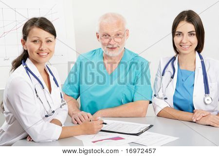 Um médico e equipe