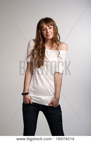 Giovane ragazza sorridente in posa In Studio
