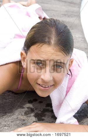 สาวหลังจากว่ายน้ำ