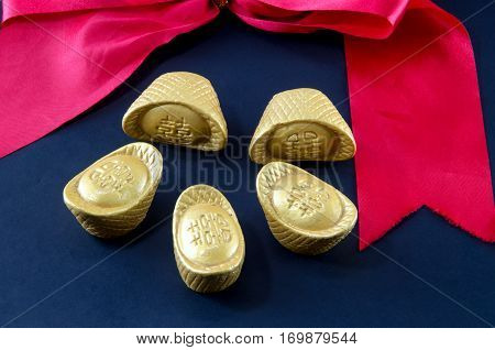 Gold ingot wedding Red ribbon bow wedding Chinese biack background