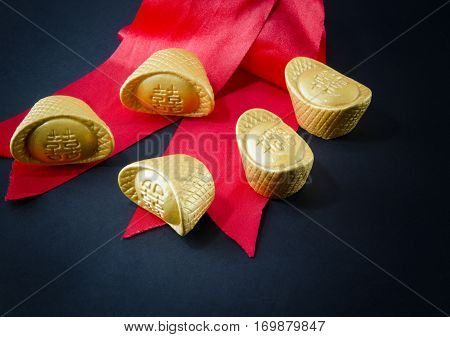 Gold ingot wedding Red ribbon bow wedding Chinese biack background