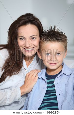 Closeup di madre e figlio a casa
