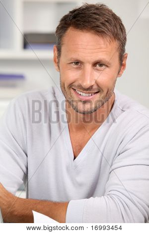 Ritratto di uomo bello