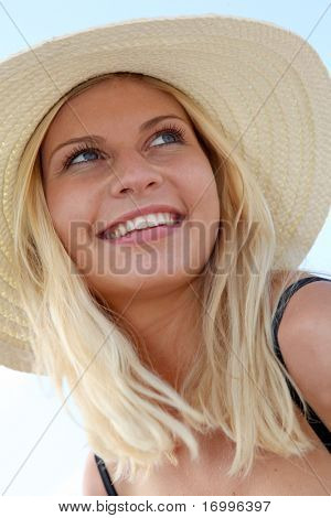 Closeup ของผู้หญิงผมสีทองสวยงามสวมใส่หมวกที่ชายหาด