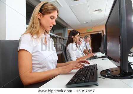 Businesswoman ทองกับชุดหูฟังใน