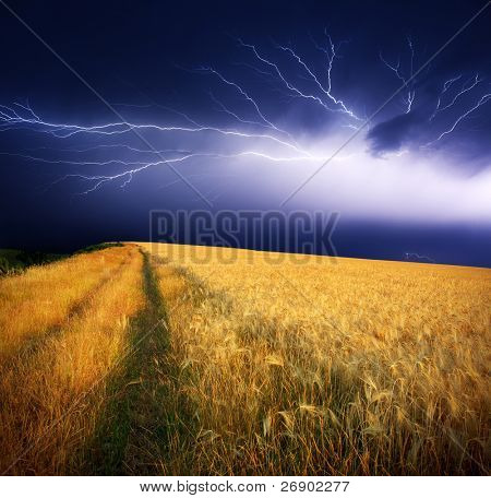 Summer storm cominciando con fulmini