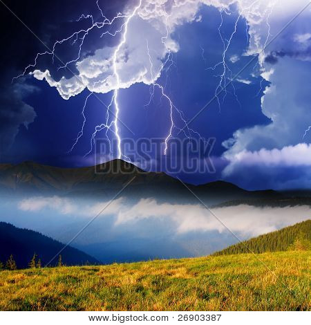 Temporale con fulmini nel paesaggio di montagna