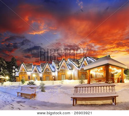 la casa residenziale con luci di Natale