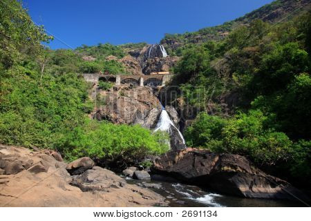 Tren geçerken Dudhsagar Falls