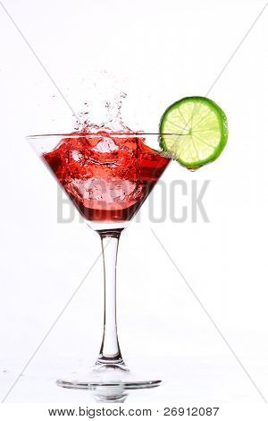 cocktail con calce sul bianco rosso