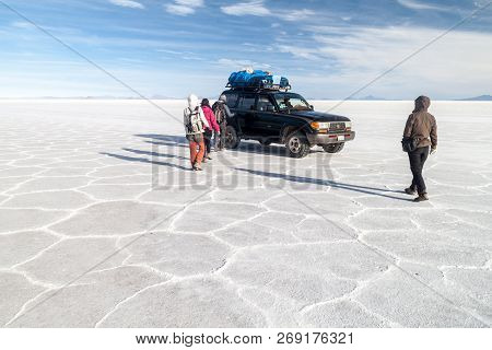 Salar De Uyuni, Bolivia - April 17, 2015: Tour Group With Their 4wd At Salar De Uyuni Salt Flat, Bol