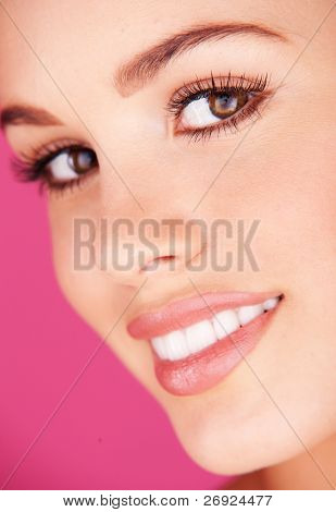  retrato de mulher com dentes saudáveis branco em fundo rosa