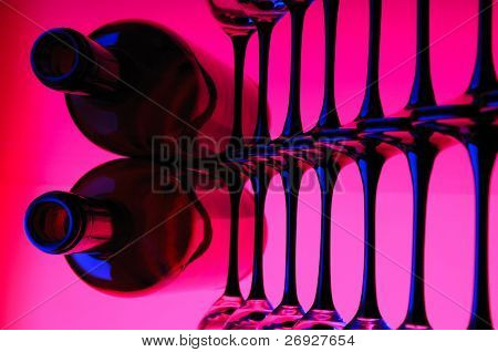 Resumen vino botella y vidrio color rosado y azul color