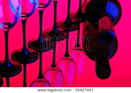 Resumen vino botella y vidrio color rosado y azul color