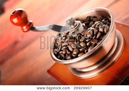 Closeup Kaffeebohnen und alte Kaffeemühle