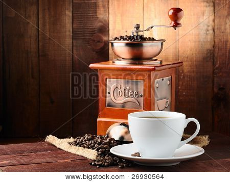 Kaffeebohnen und alte Kaffeemühle