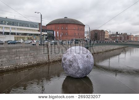Saint-petersburg, Russia - November 10, 2018: Full Moon Installation In The Obvodny Canal On The Fes