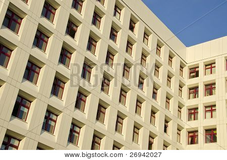 Birçok Windows zemin ile Hastane Binası.