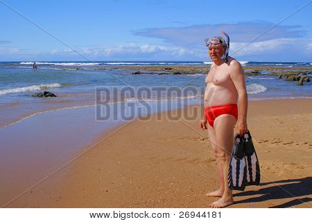 Senior snorkling i Sodwana Bay, SA