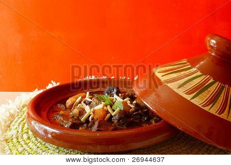 Morrocan เนื้อเคี่ยวกับพลัมแอปริค็อบแห้ง