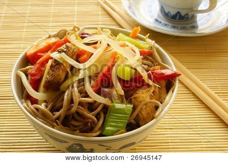 โซบาก๋วยเตี๋ยวไก่และผัก