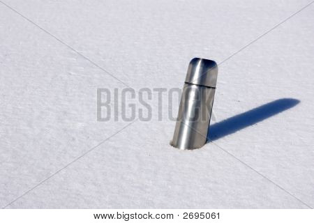 在雪中的膳魔师保温瓶