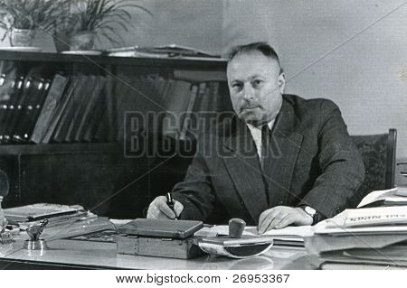Vintage portret van man in zijn kantoor (jaren vijftig)