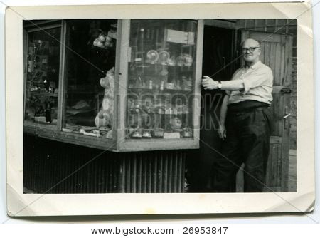 Vintage foto af ejeren af en udendørs kiosk