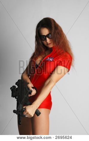 Sexy Model v červené barvě s Tommy Gun