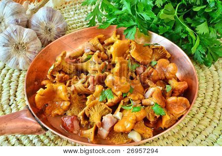 Maison plat de girolles étuvées au lard fumé, ail et herbes de Provence