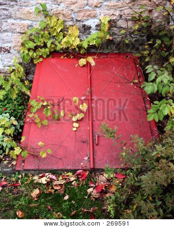 Porta da adega vermelho