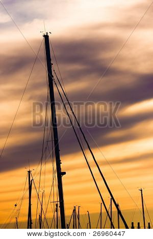 Mainmasts w zachodzie słońca