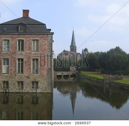 Schloss und Kirche mit Teich Reflexion