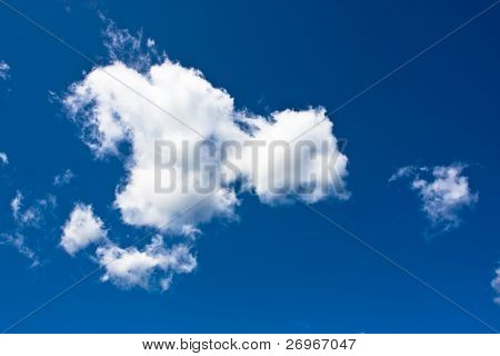 Nuvens no céu azul