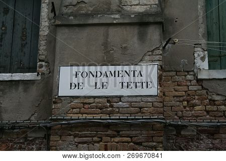 Venice, Typical Road Sign Called 