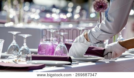 Catering Service, Hotel Tabel Covering Luxury Service In Restaurant