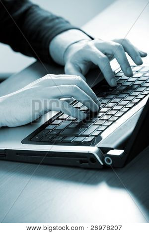 Homme d'affaires, taper sur un ordinateur portable - bleu image tonique