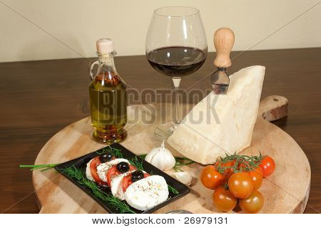 Italská kuchyně: caprese salát, sýr grana padano, sardinské rajčata, pálivá paprika olivový olej, červené w