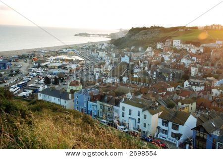 Coucher de soleil sur la ville et la plage de Hastings, Royaume-Uni
