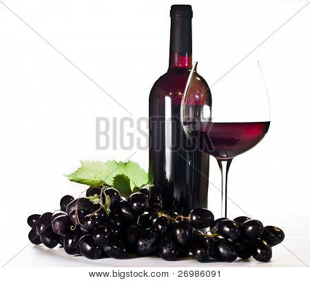 Rotwein: Flasche, Glas und schwarze Trauben