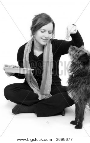 Kadın köpek besleme