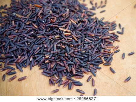 Riceberry Organic Food / Pile Of Raw Riceberries On Wood Background Product Agriculture Of Thail (th