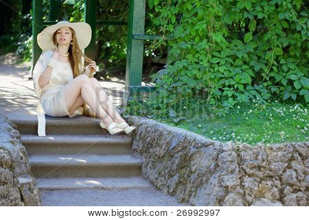 夏の公園の美しい少女のイメージ