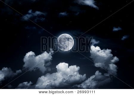 Billedet af en lyse fuldmånen i den stjerneklare himmel