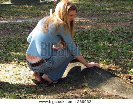 Žena na hřbitově