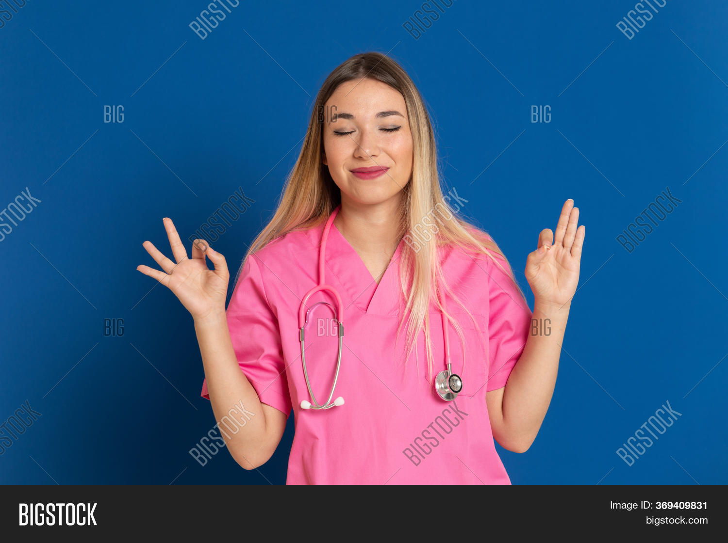 Doctor pink. врач с розовой лентой. врач в розовом халате. врач женщина розовая форма. медики в розовом.