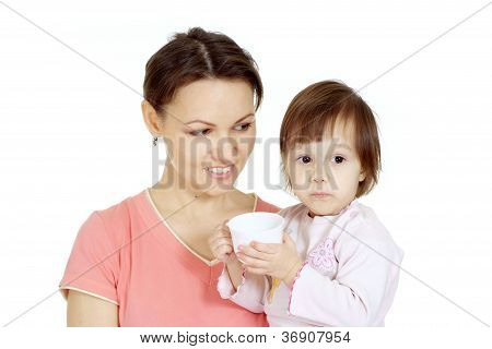 밝은 티셔츠에 재미 있는 가족