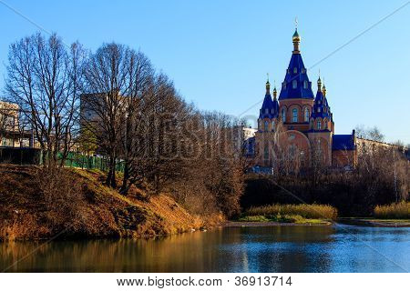 Chiesa ortodossa moderna in autunno, Chertanovo Severnoe, Mosca