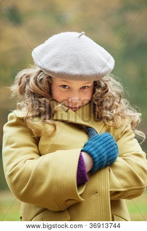 Meisje inwikkeling In winterjas