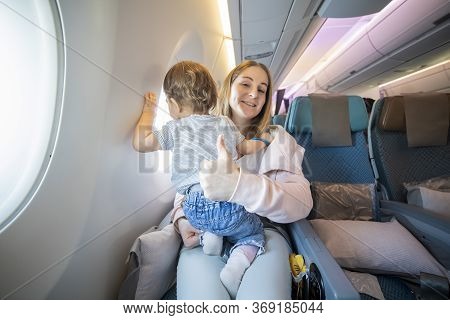 Concept Everything Is Ok. Lofe Is Good. Mom Shows Thumb Up And Looks At The Camera With A Smile. Lit